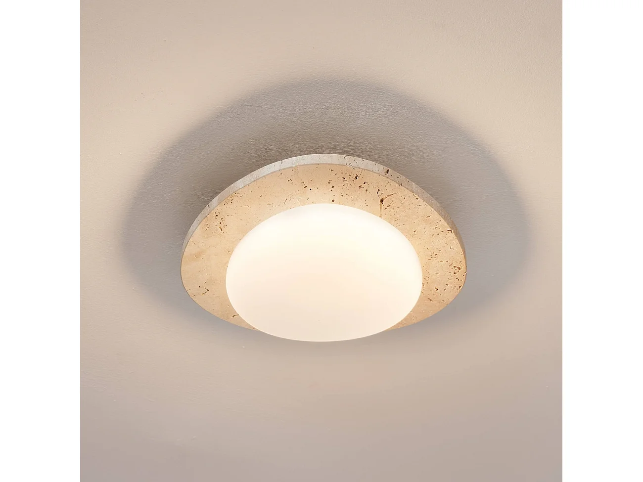 Applique ou plafonnier rond LED en travertin beige avec diffuseur blanc  - Nyméria