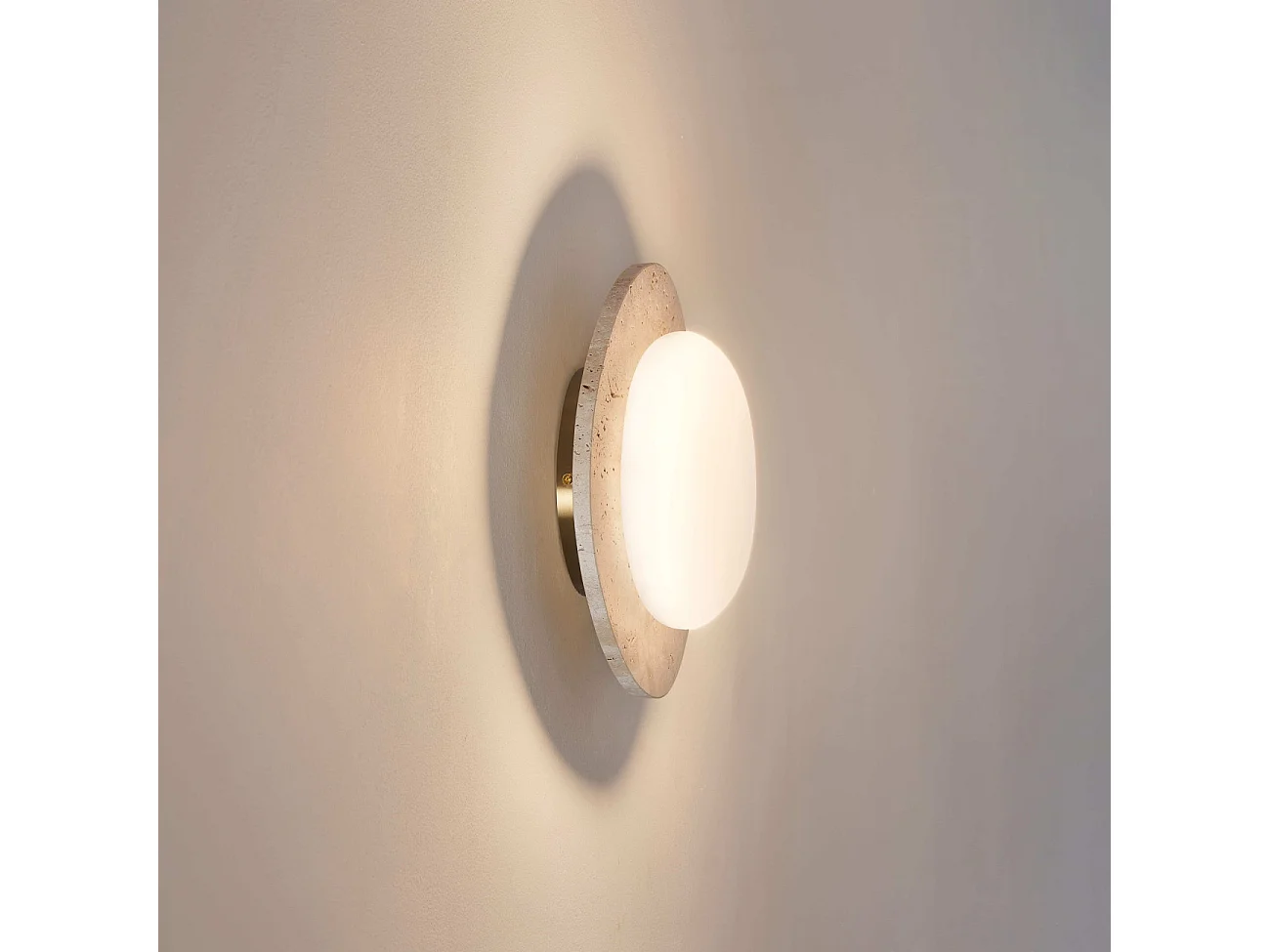 Applique ou plafonnier rond LED en travertin beige avec diffuseur blanc  - Nyméria