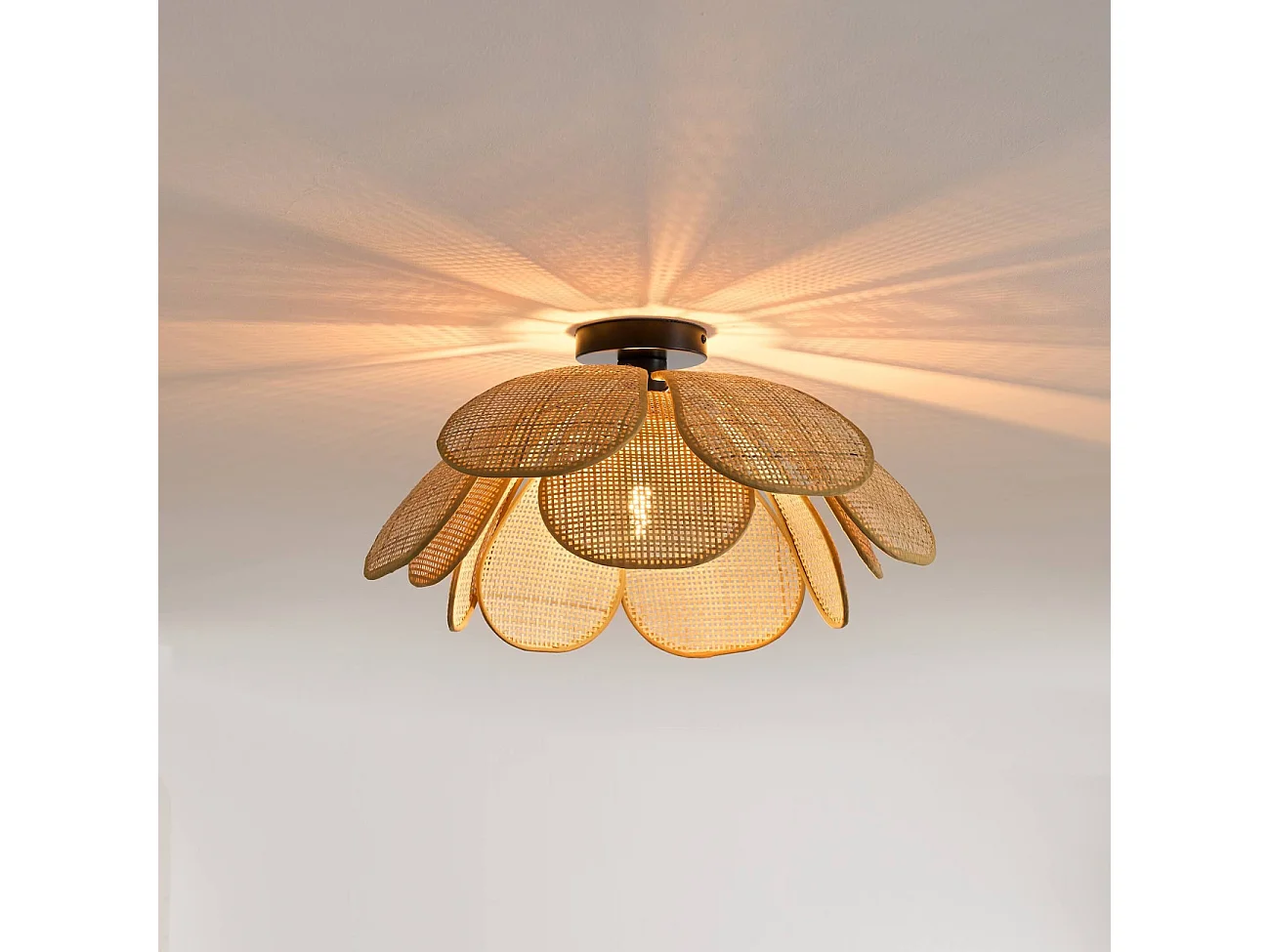 Plafonnier naturel en rotin avec une jolie forme florale 50 cm - Mariella