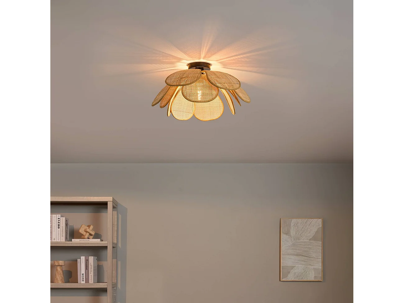 Plafonnier naturel en rotin avec une jolie forme florale 50 cm - Mariella