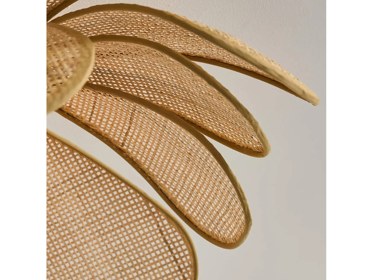 Plafonnier naturel en rotin avec une jolie forme florale 50 cm - Mariella