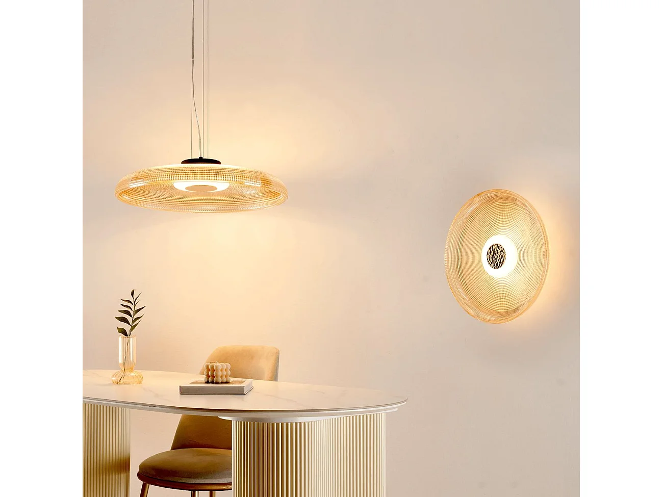 Plafonnier ou applique LED rond moderne verre ambré texturé et base noire - Ossara