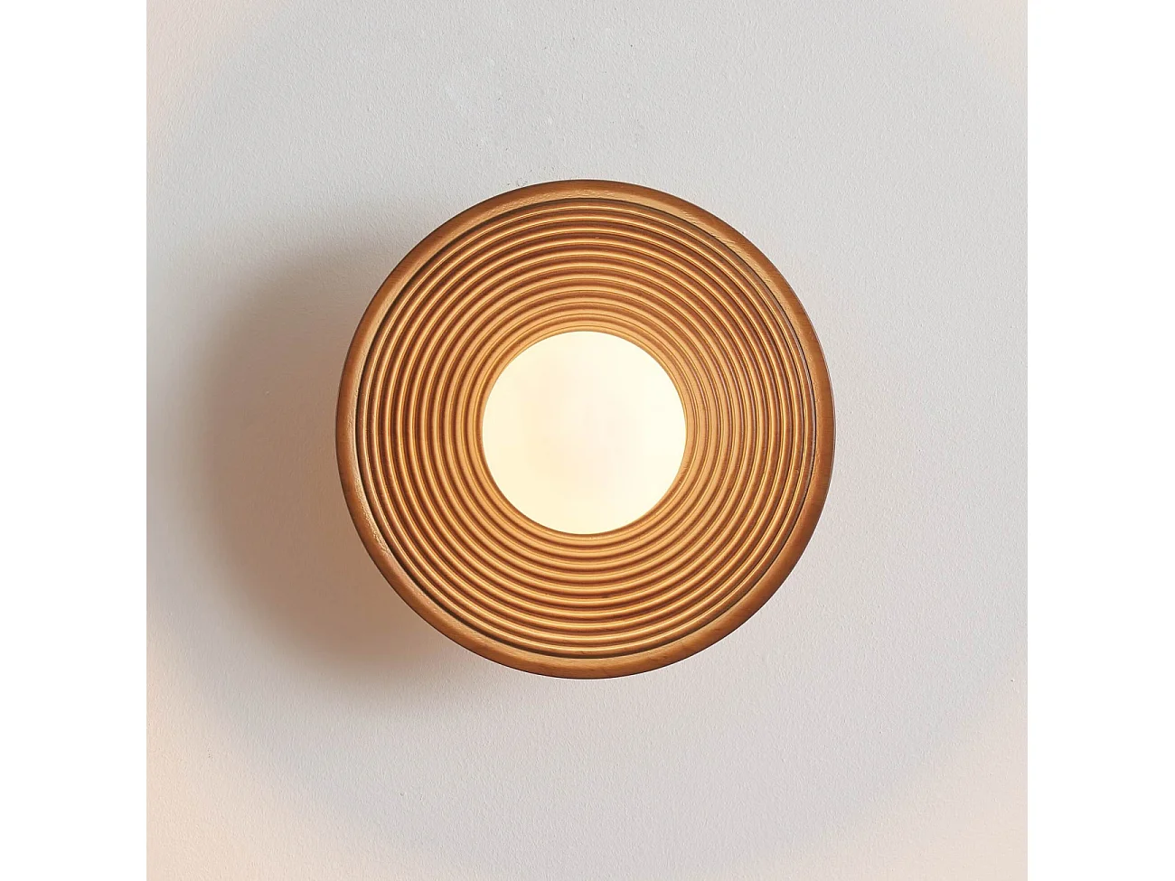 Éclairage moderne en bois de noyer et verre blanc - Thalan