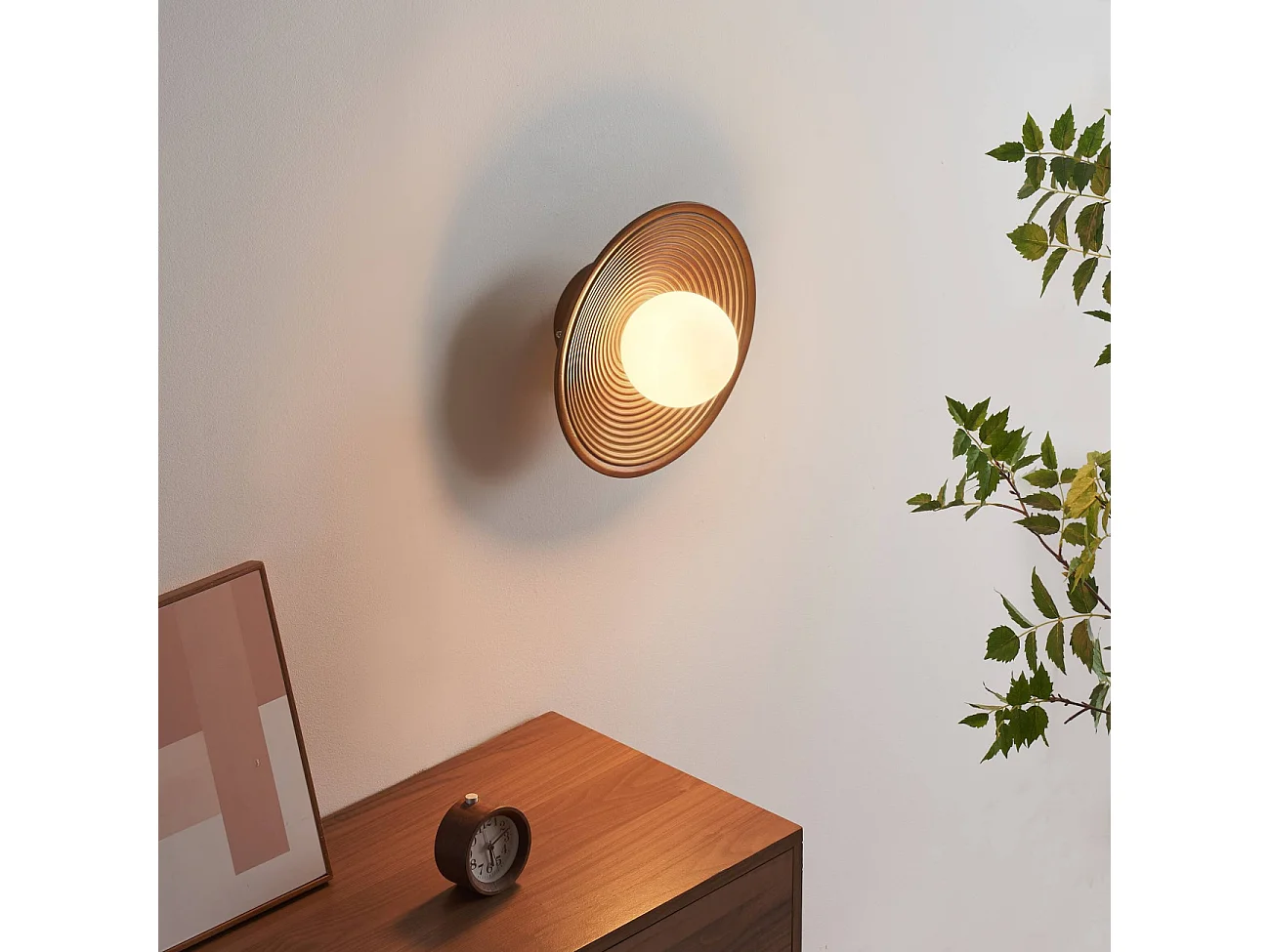 Éclairage moderne en bois de noyer et verre blanc - Thalan