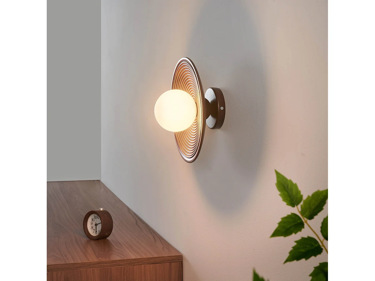 Éclairage moderne en bois de noyer et verre blanc - Thalan