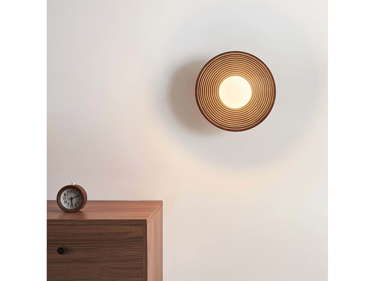 Éclairage moderne en bois de noyer et verre blanc - Thalan