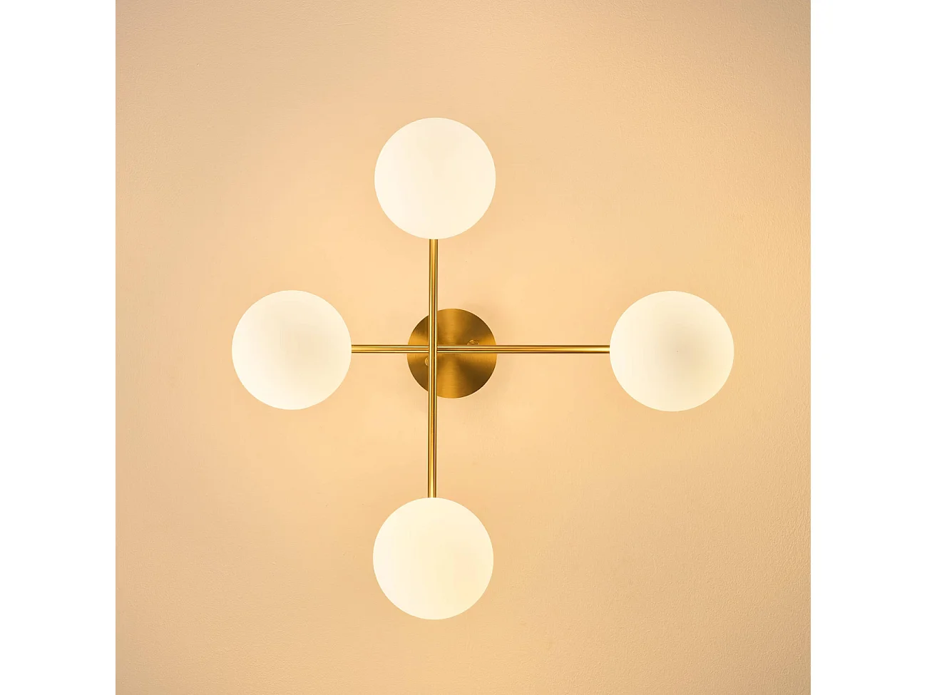 Plafonnier doré glamour 4 globes en verre et structure en métal - Milanoa