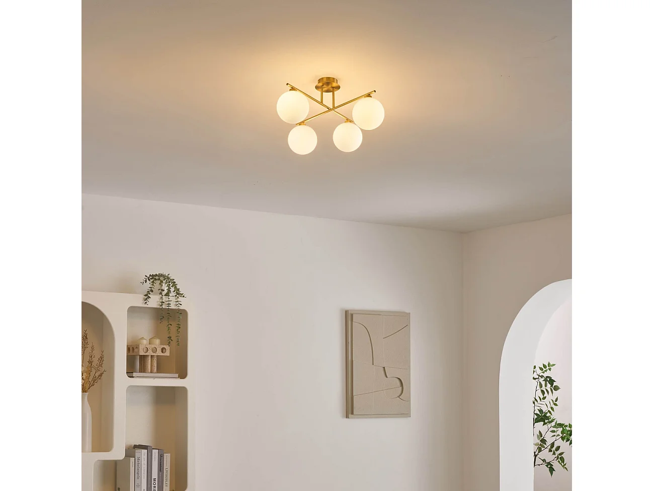 Plafonnier doré glamour 4 globes en verre et structure en métal - Milanoa