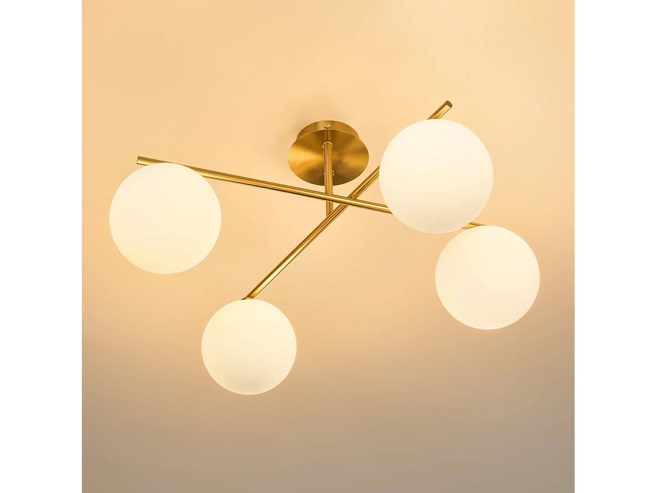 Plafonnier doré glamour 4 globes en verre et structure en métal - Milanoa