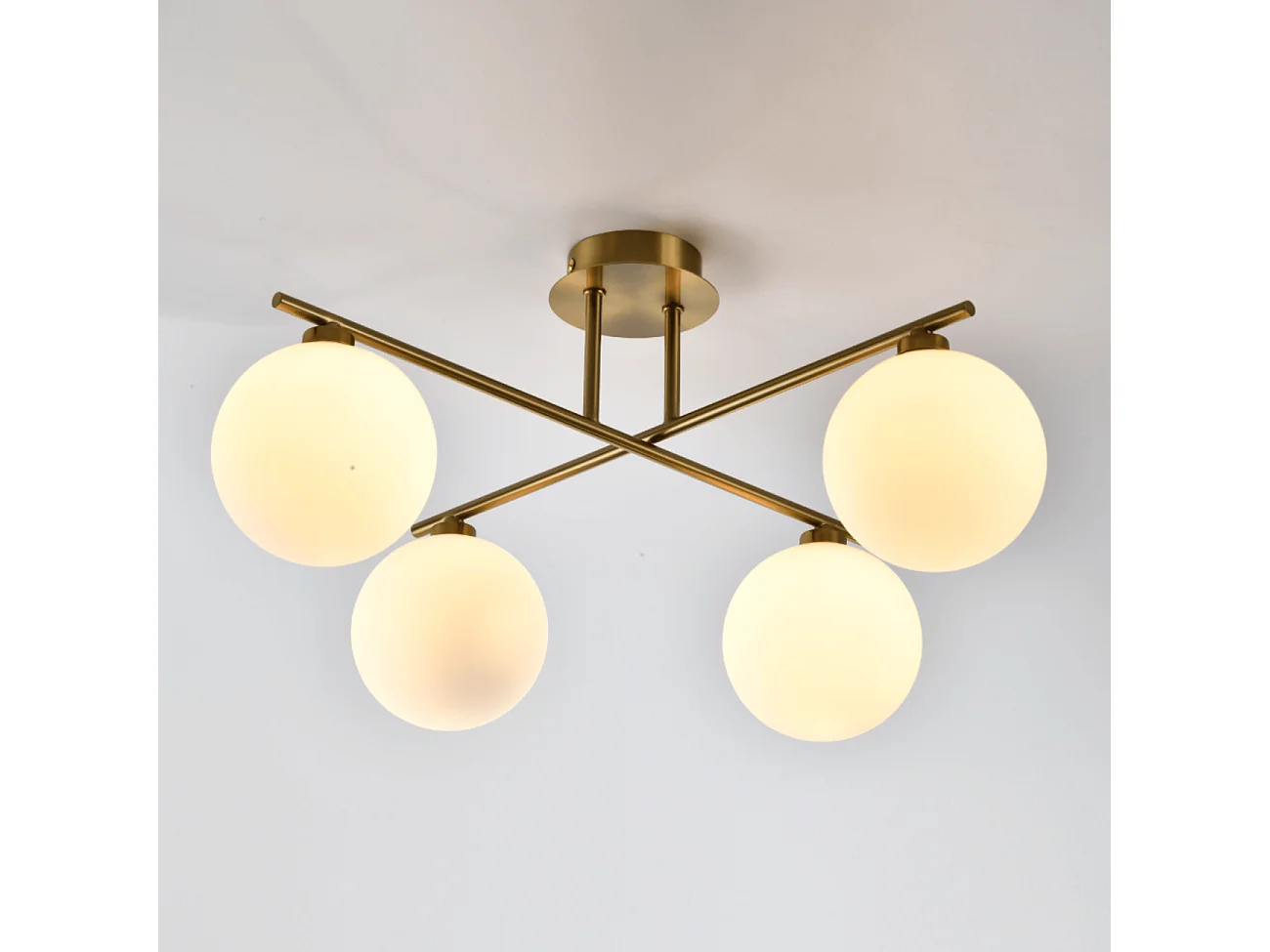Plafonnier doré glamour 4 globes en verre et structure en métal - Milanoa