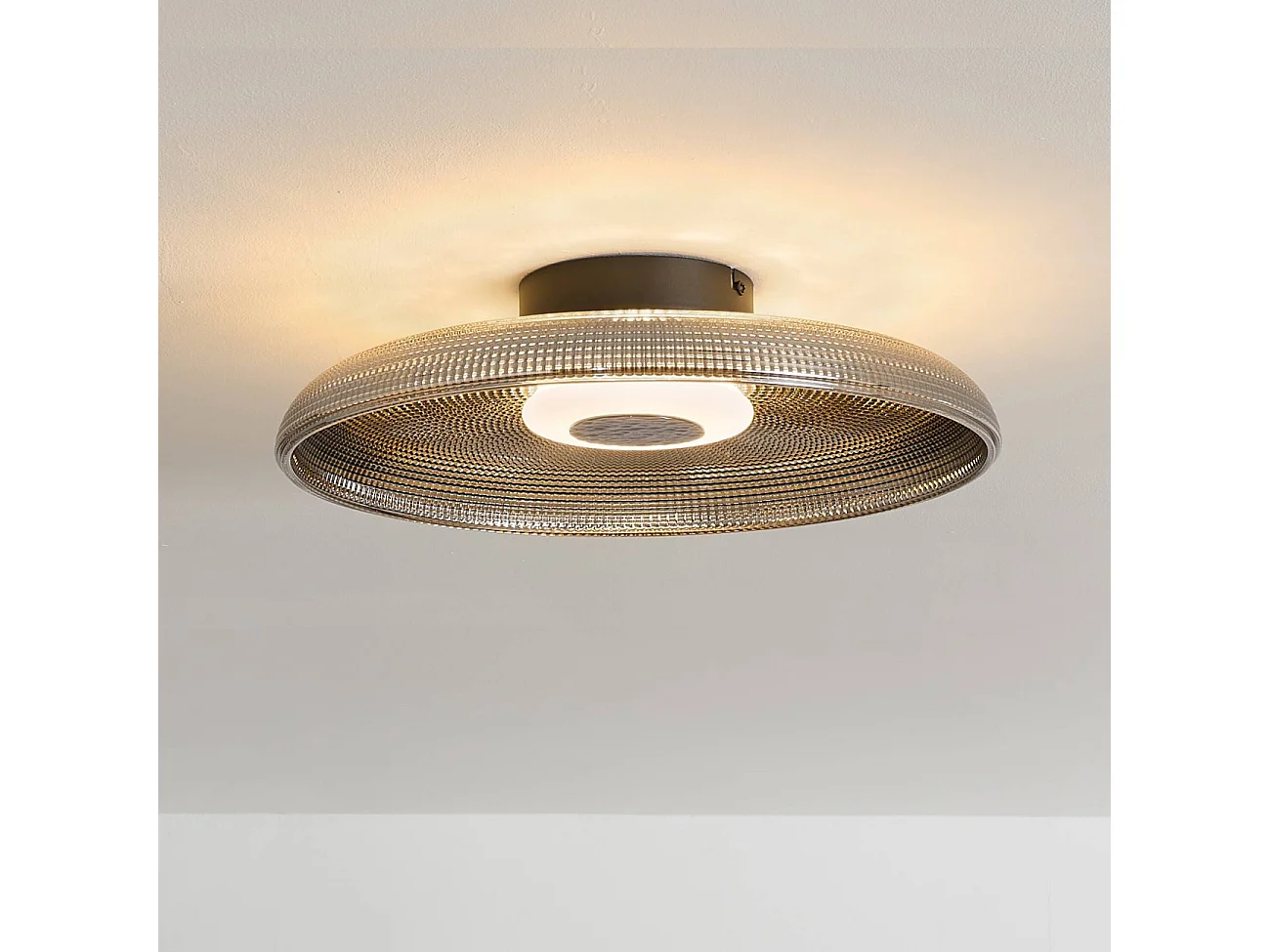 Plafonnier ou applique ronde LED verre fumé texturé et base noire  - Ossara