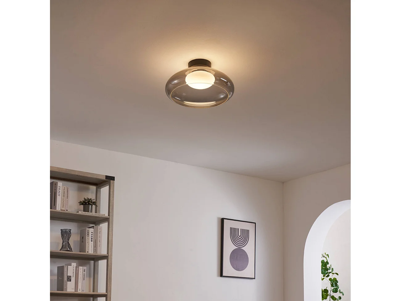 Éclairage LED rond ultra tendance avec abat-jour en verre fumé - Théoria