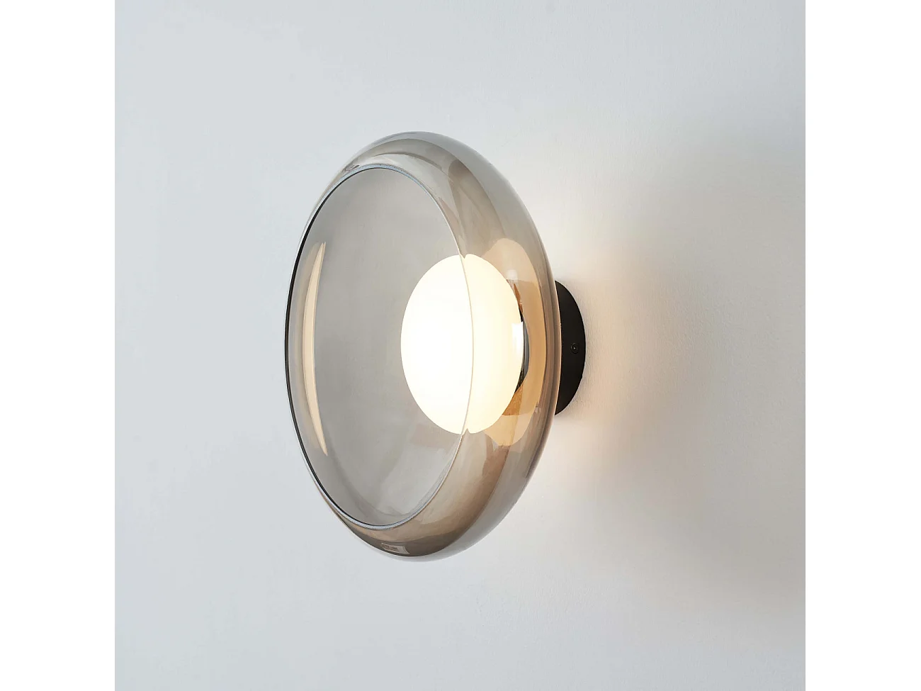 Éclairage LED rond ultra tendance avec abat-jour en verre fumé - Théoria