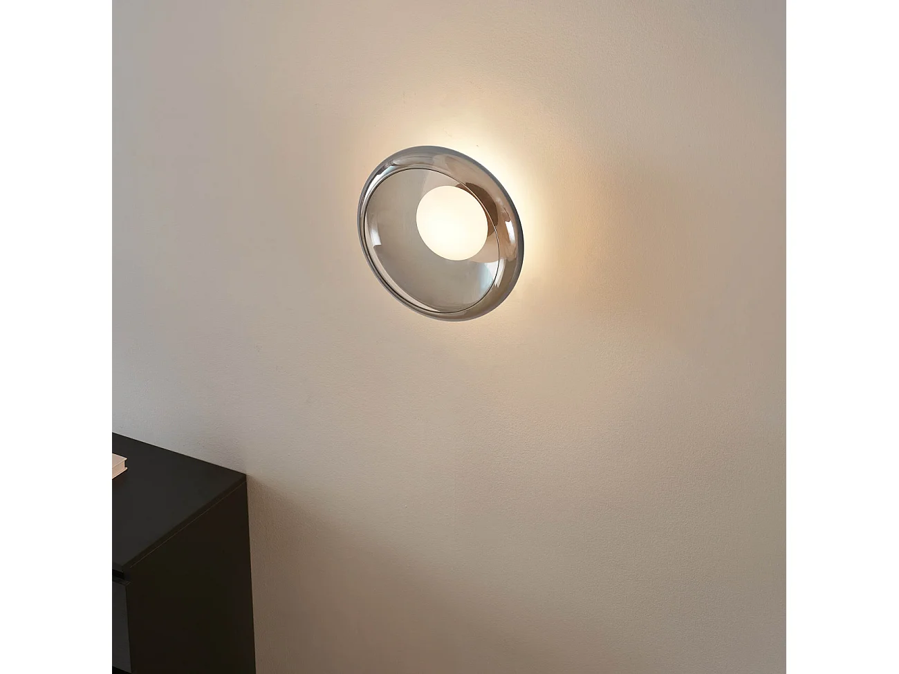 Éclairage LED rond ultra tendance avec abat-jour en verre fumé - Théoria