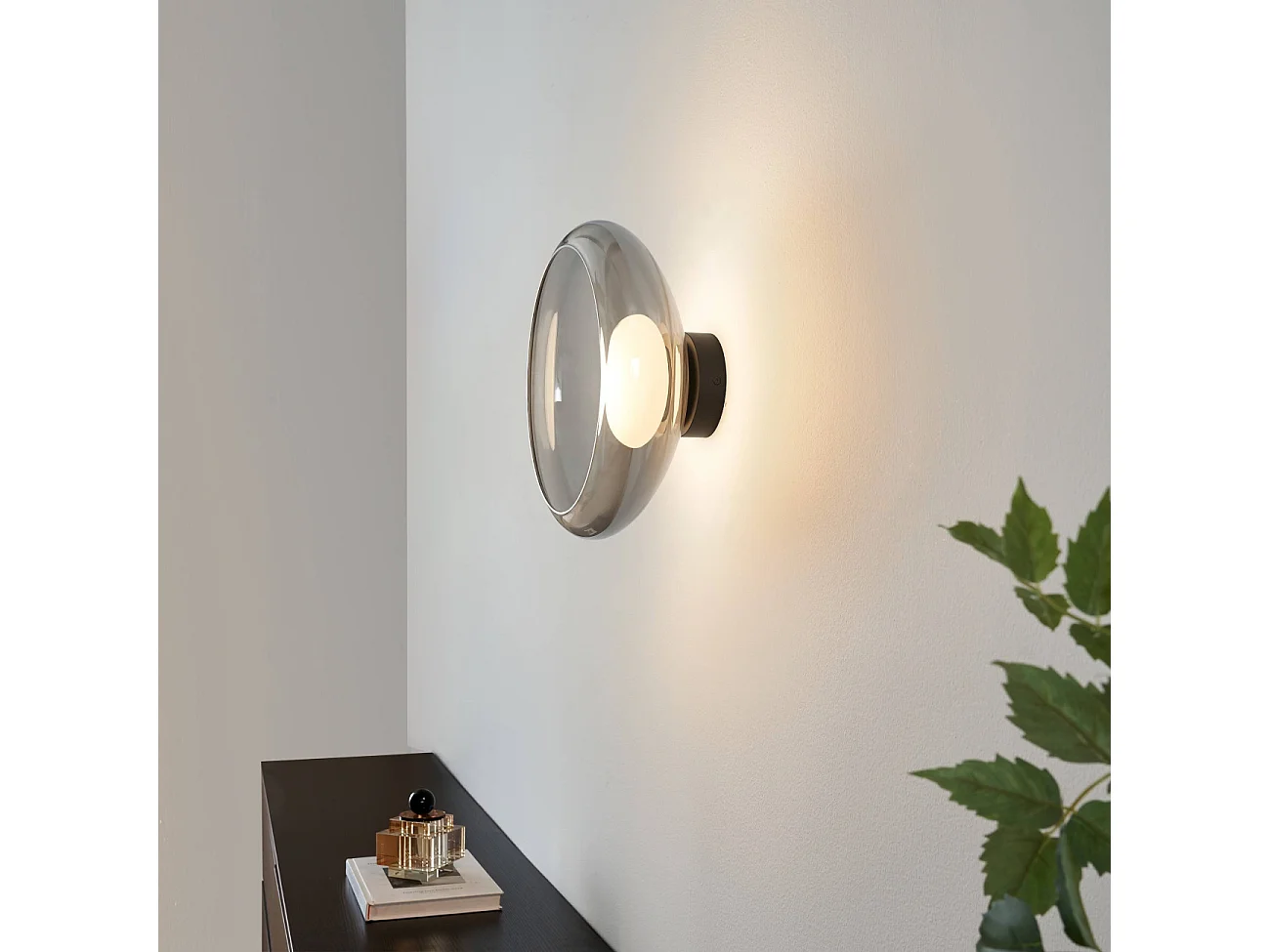 Éclairage LED rond ultra tendance avec abat-jour en verre fumé - Théoria