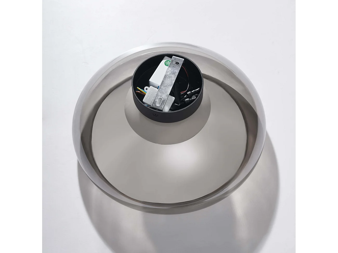 Éclairage LED rond ultra tendance avec abat-jour en verre fumé - Théoria