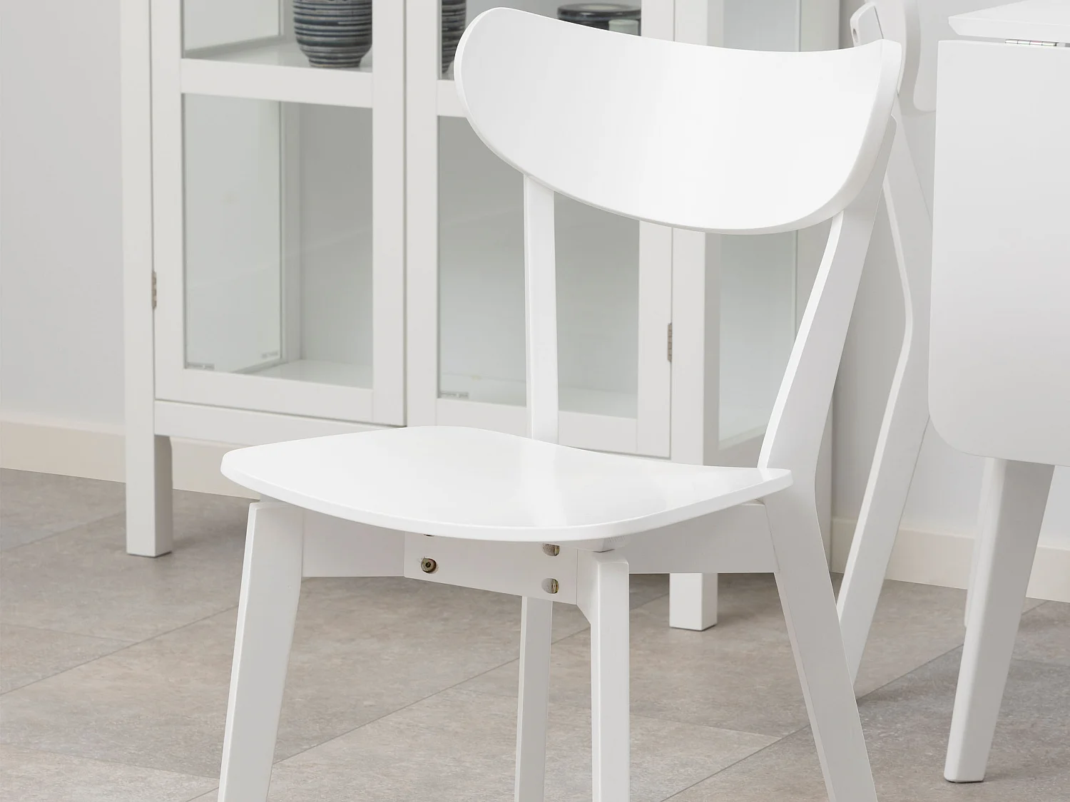 Esszimmergarnitur Lumo – runder Tisch mit 4 Stühlen, Farbe Weiß