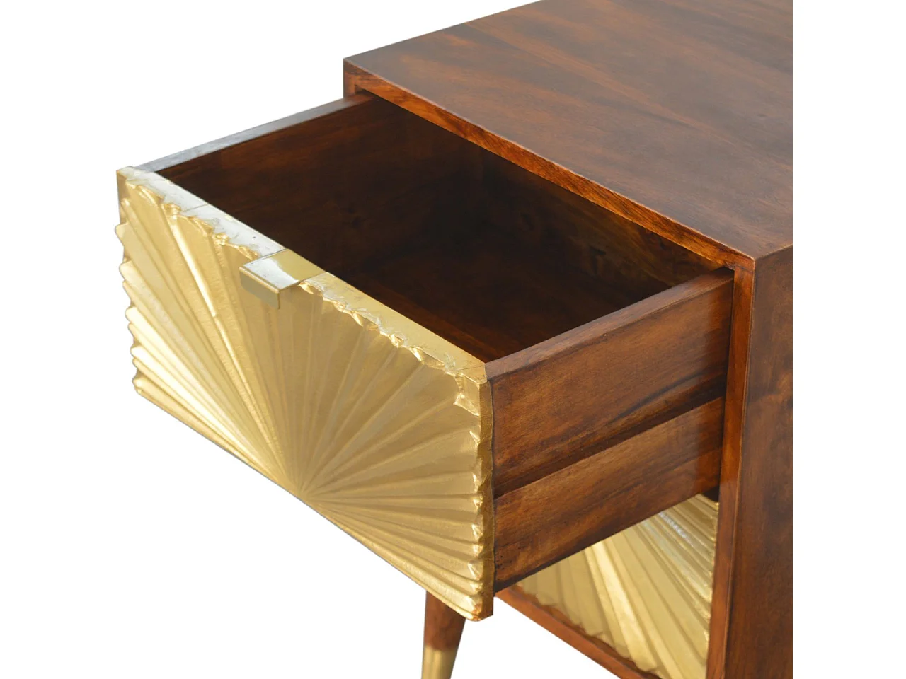 Stolik nocny Artisan Furniture Manilla Gold wykonany z litego drewna mango, z 2 szufladami i fornirem w kolorze mosiądzu, złota i brązu.