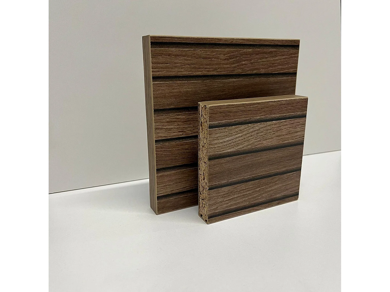 Meuble TV Pearl de 180 cm avec des armoires en style ailes (Noir et Effet Alina)