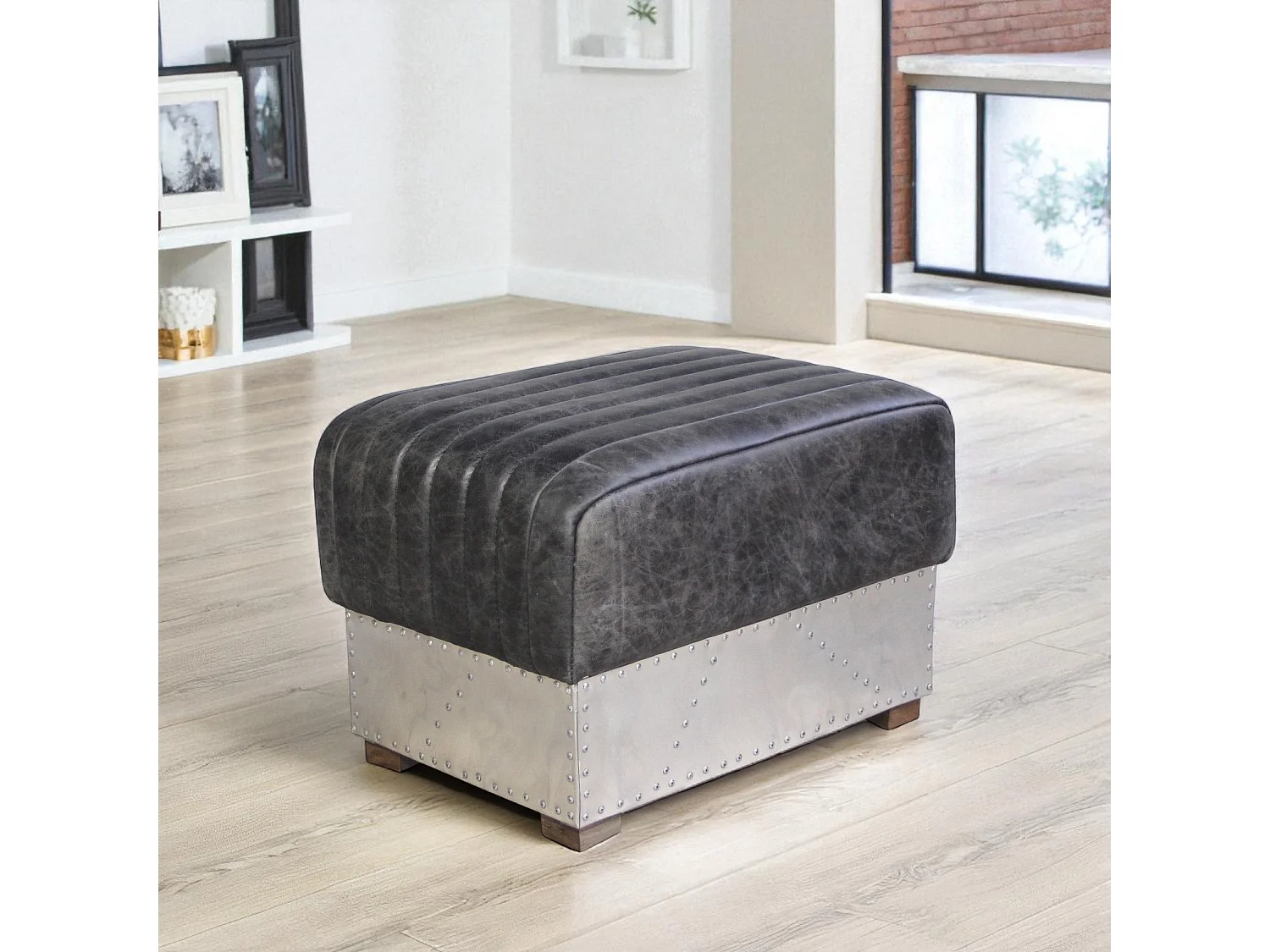 Pouf pelle grigia vintage metallo – modello St-Exupéry