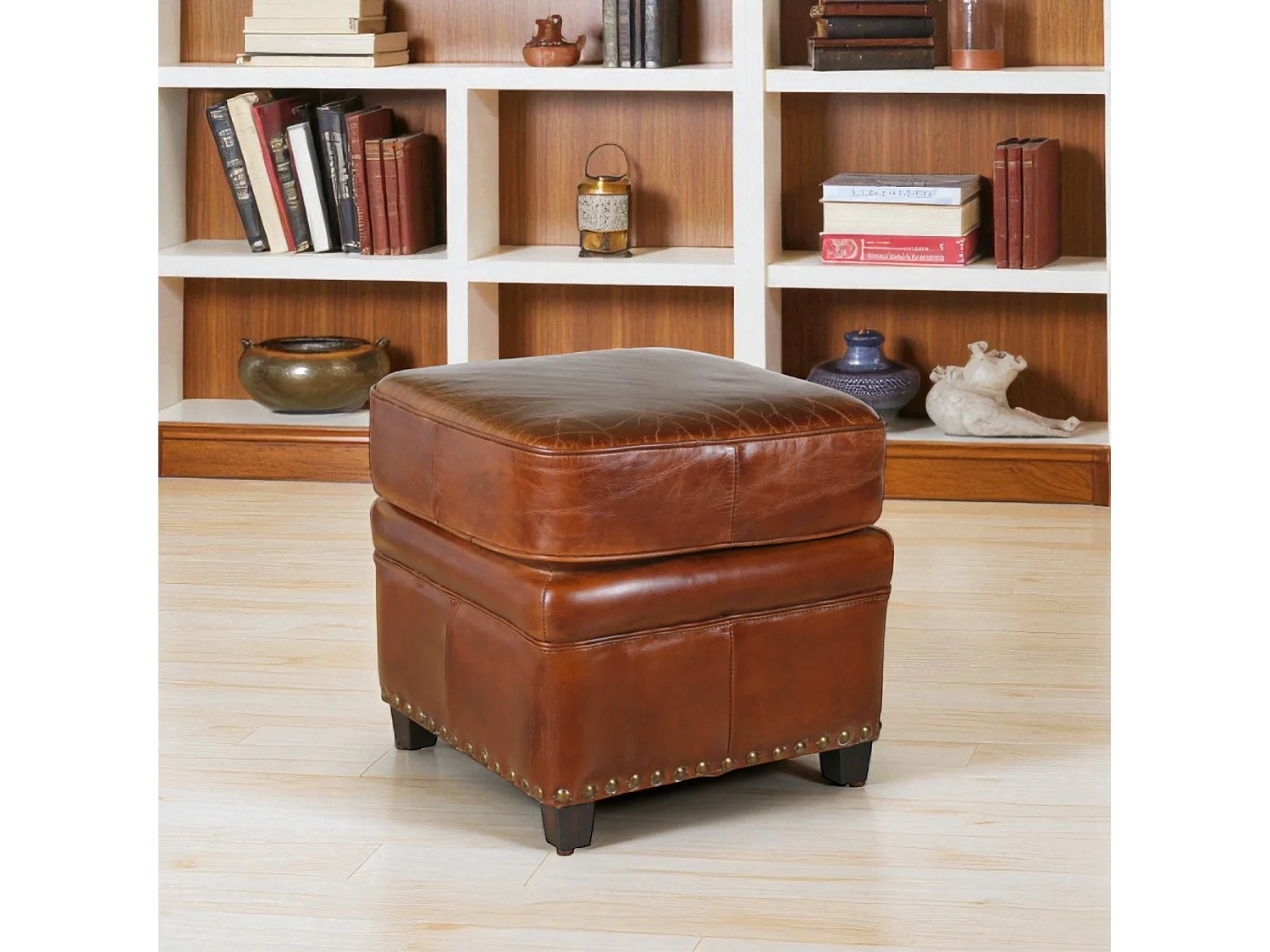 Pouf pelle marrone invecchiata stile club inglese – modello Ernest