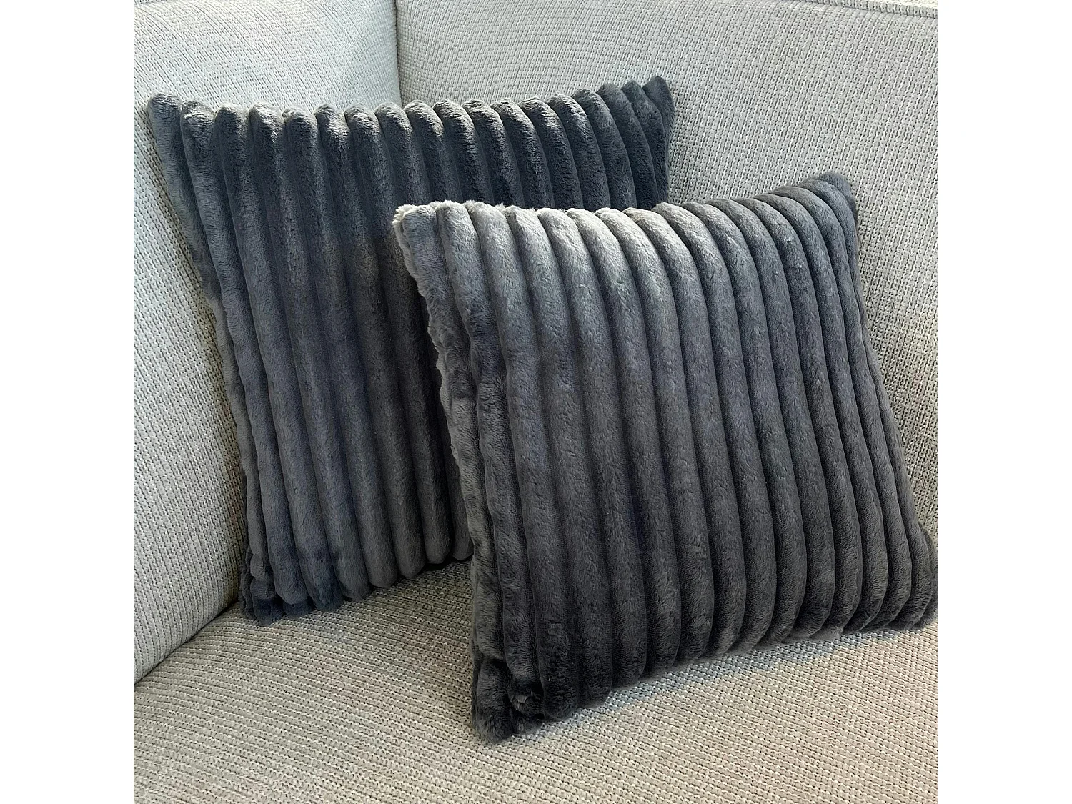 Coussin gris foncé en velours côtelé RIVOLI