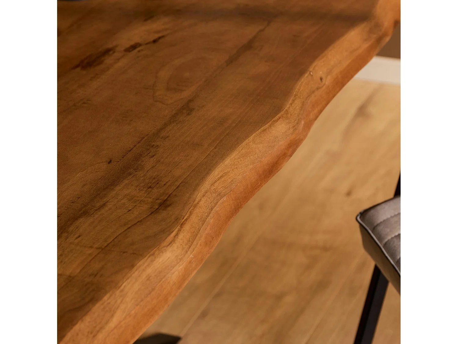 Table à manger bois à bords naturels 160 cm CALERO