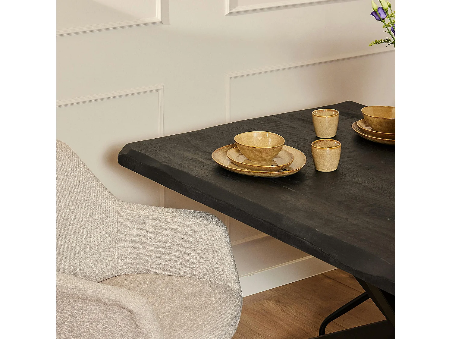 Table à manger bois noir à bords naturels 160 cm CALERO