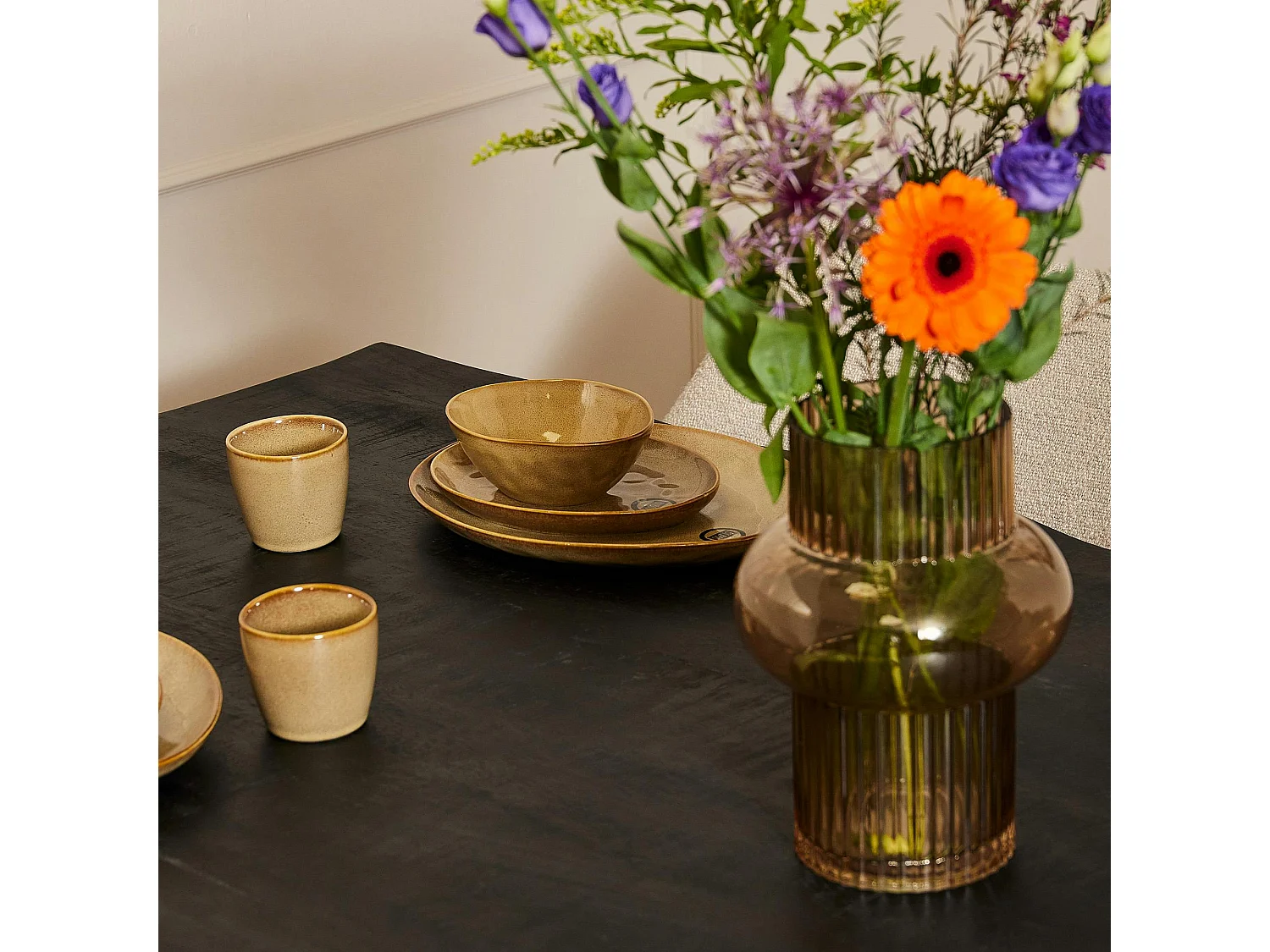 Table à manger bois noir à bords naturels 180 cm CALERO