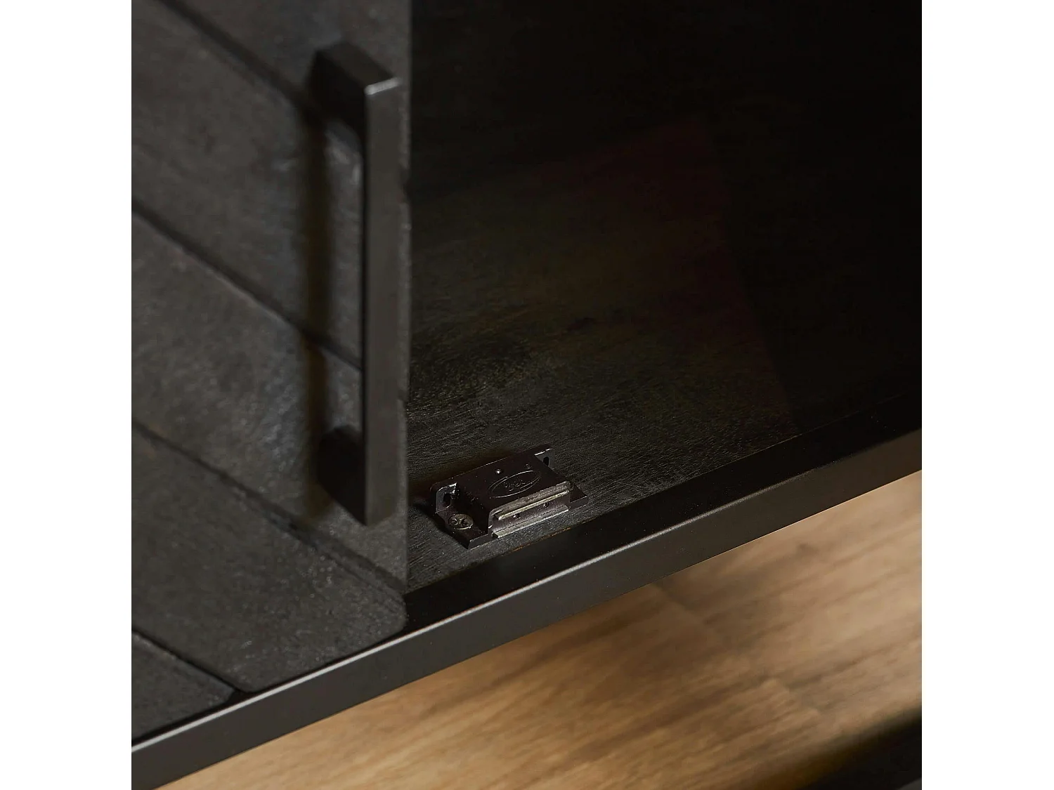 Long meuble TV bois noir 4 portes motif chevron ALVERA