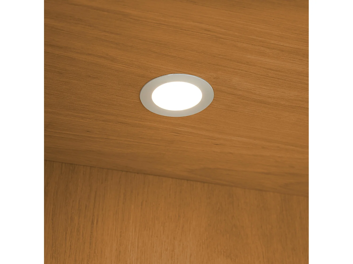 Hängechrank mit LED Beleuchtung mit 3 Türen Kerteminde - Eichenfurnier & MDF - Wildeiche