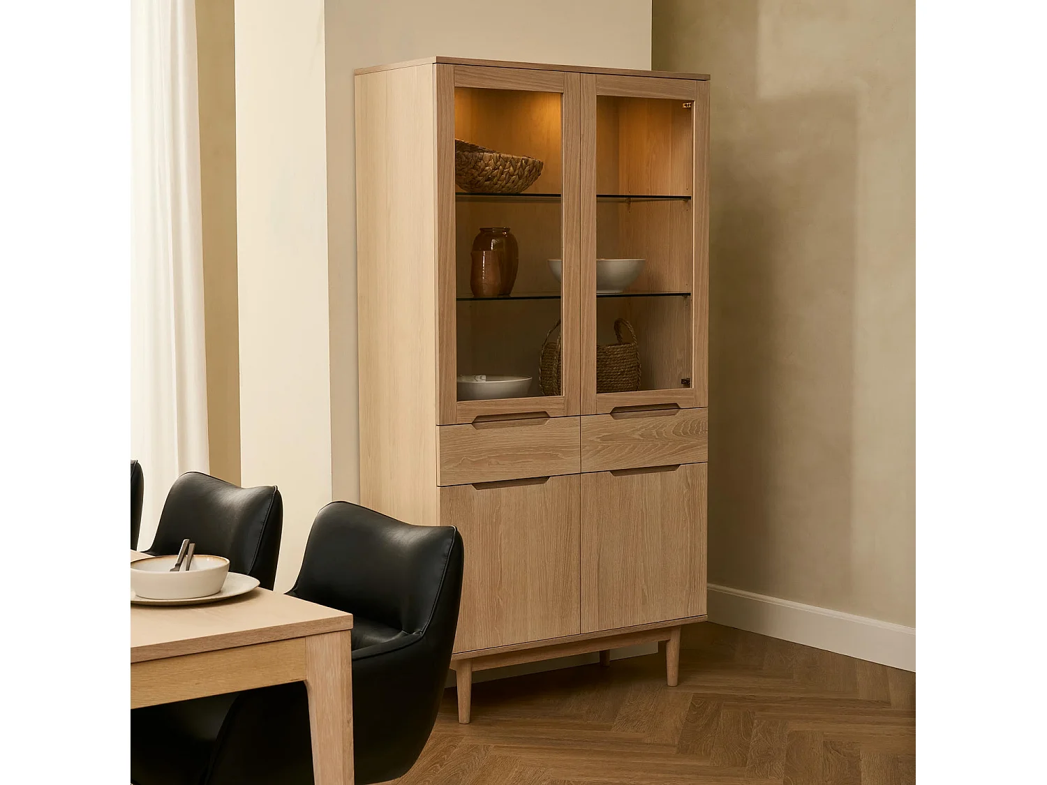 Vitrine mit LED Beleuchtung mit 2 Glastüren Kerteminde - Eichenfurnier & MDF - Eiche bianco
