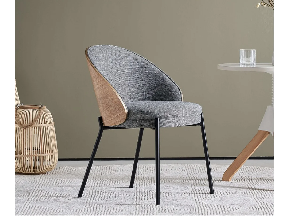 Chaise design en bois de noyer et tissu gris Kazole