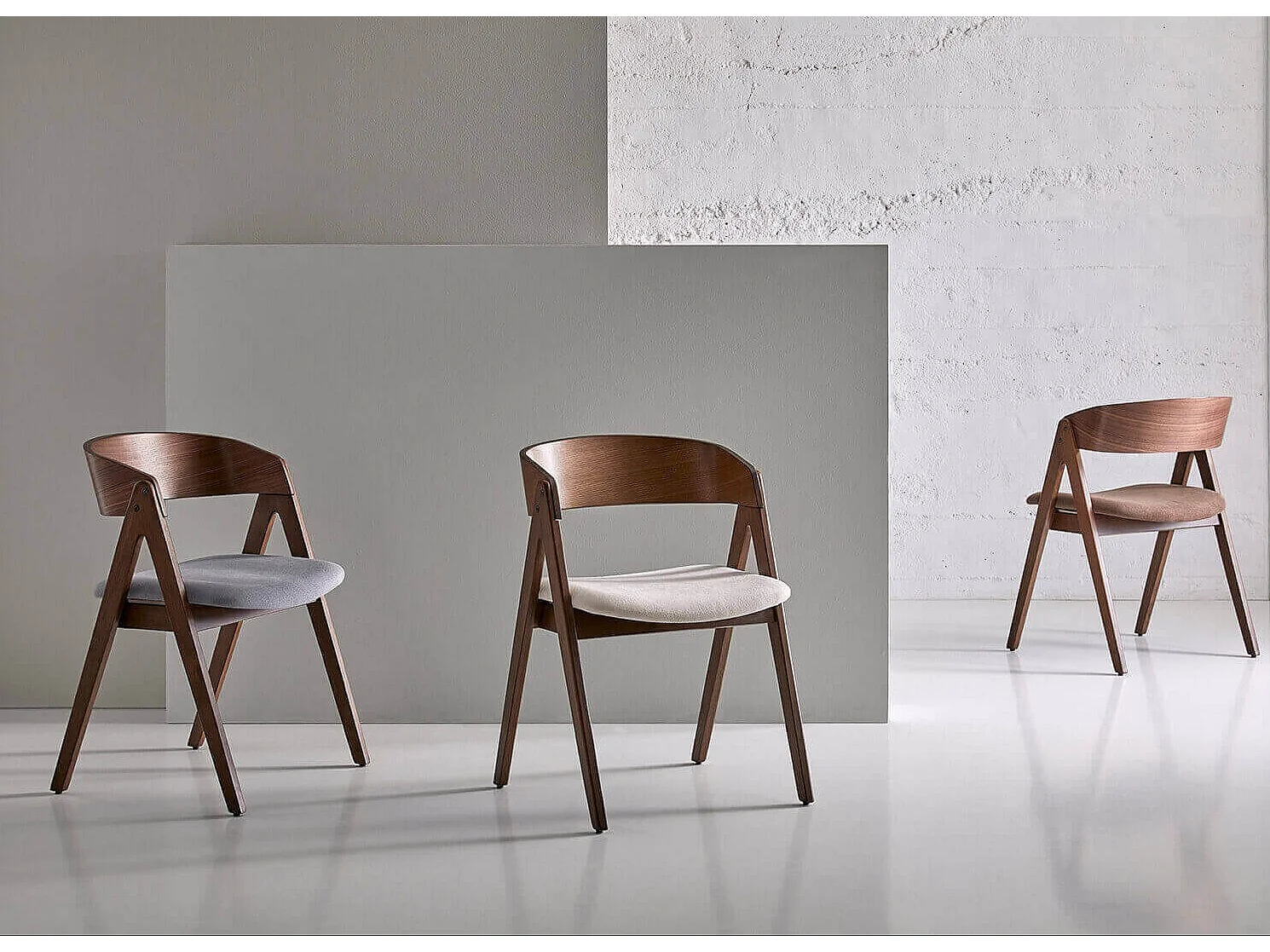 Chaise premium MERKA – Structure en bois et aise en tissu confortable-Marron/Beige clair
