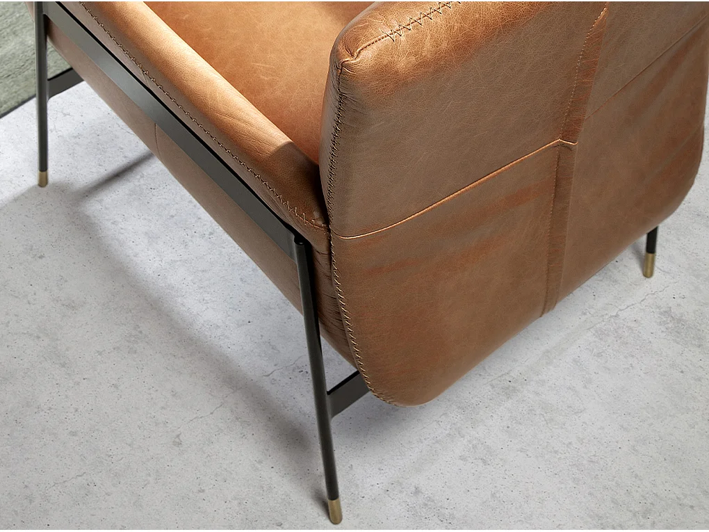 Fauteuil en cuir marron et pied en acier noir ROXANE-Marron clair