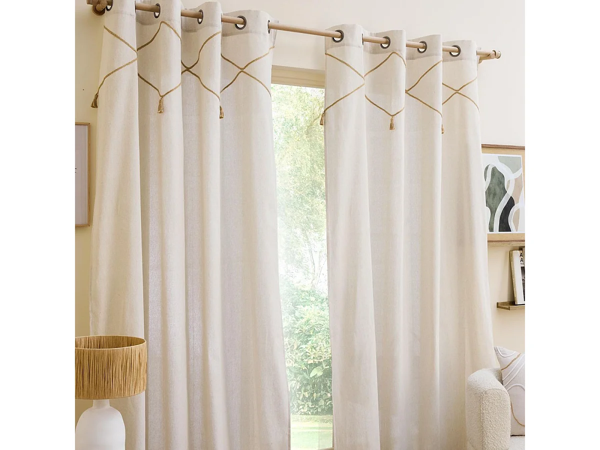 Cortina con ojales de yute con borlas