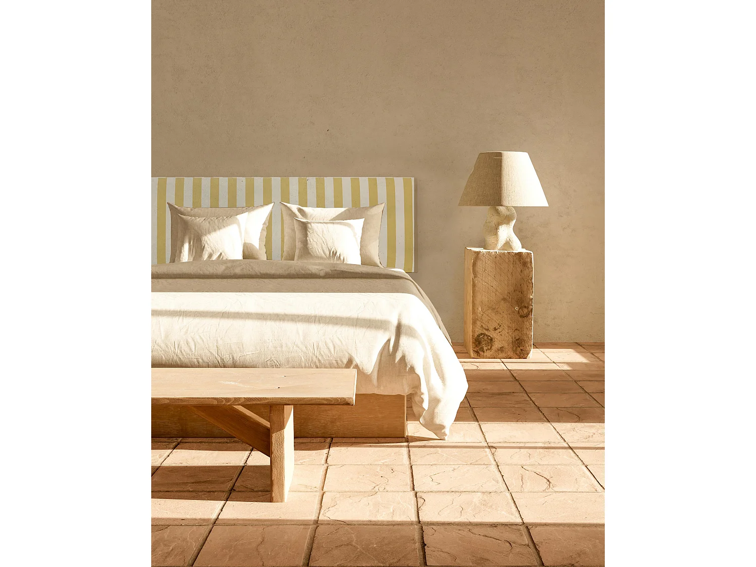 Tête de lit tapissée en tissu rayé jaune 145x52cm