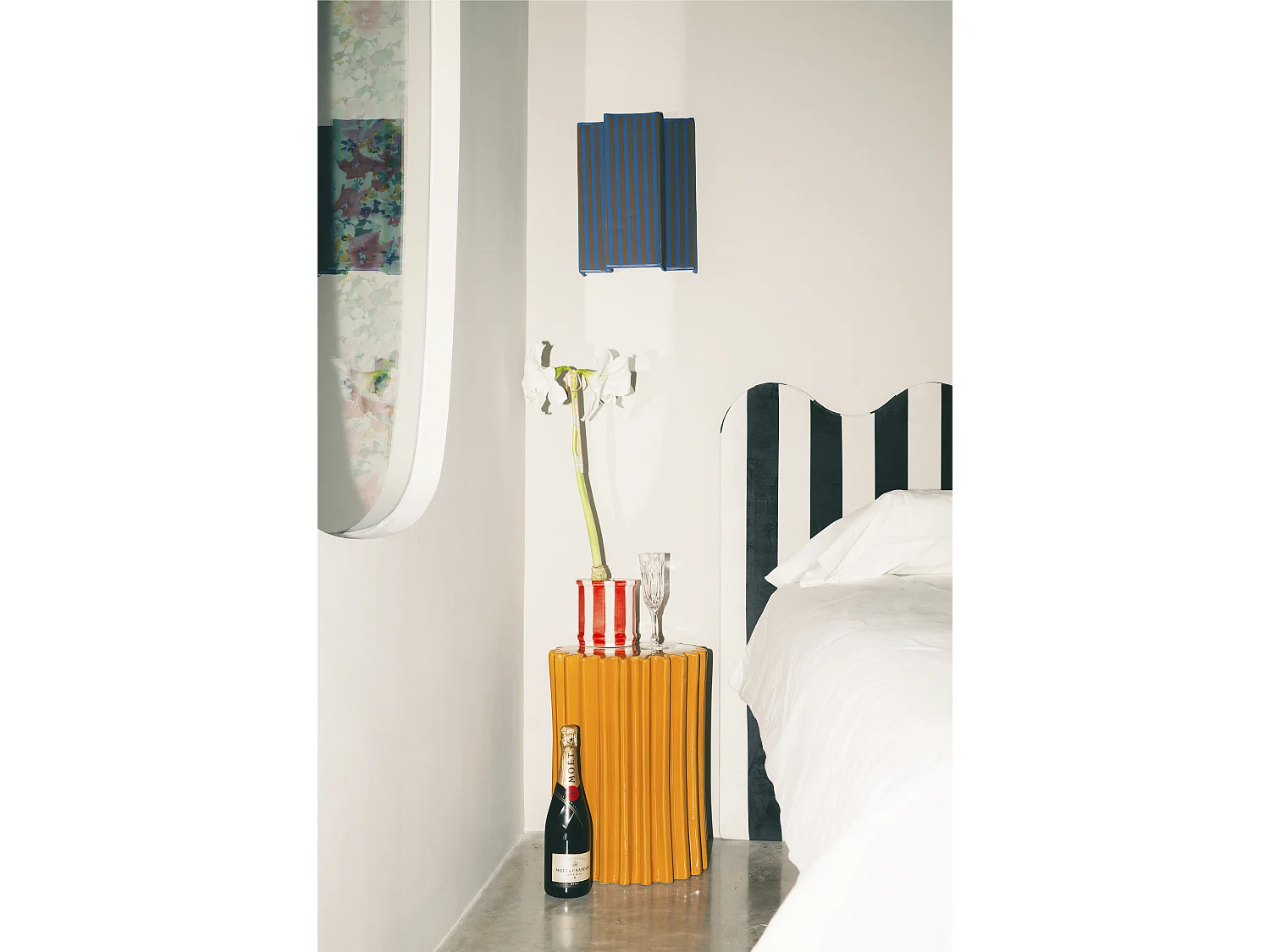 Cabecero tapizado forma ondulada franjas blancas y negras 160x73,5cm