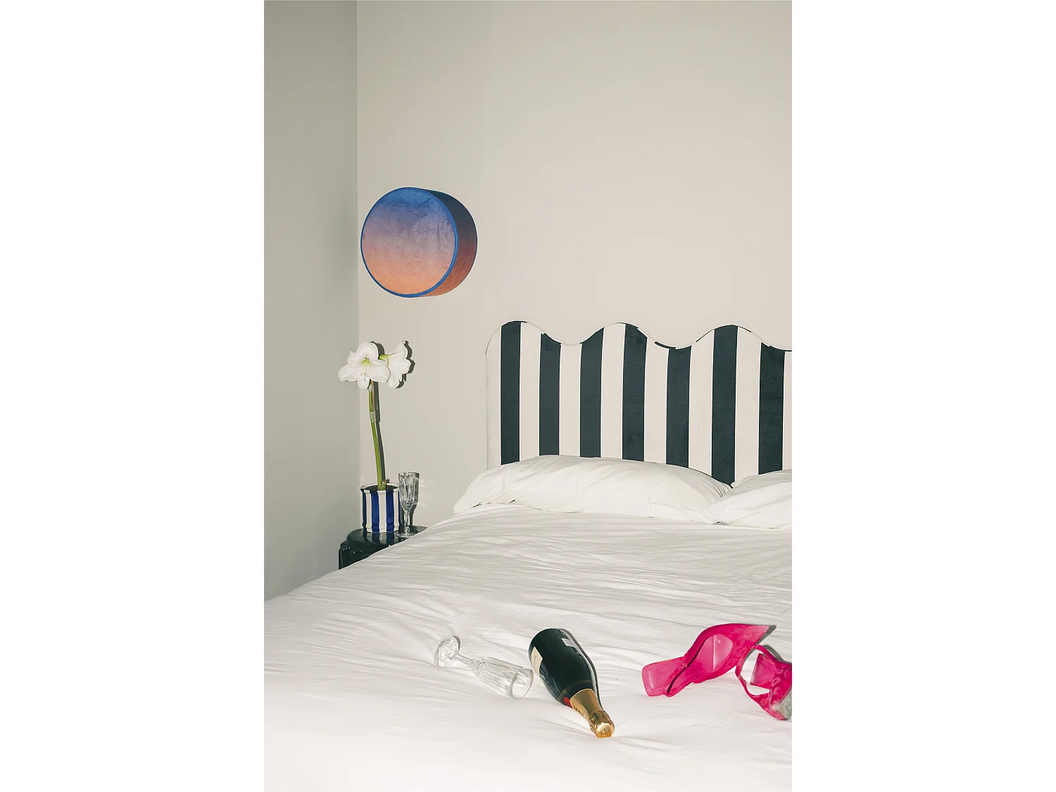 Cabecero tapizado forma ondulada franjas blancas y negras 160x73,5cm