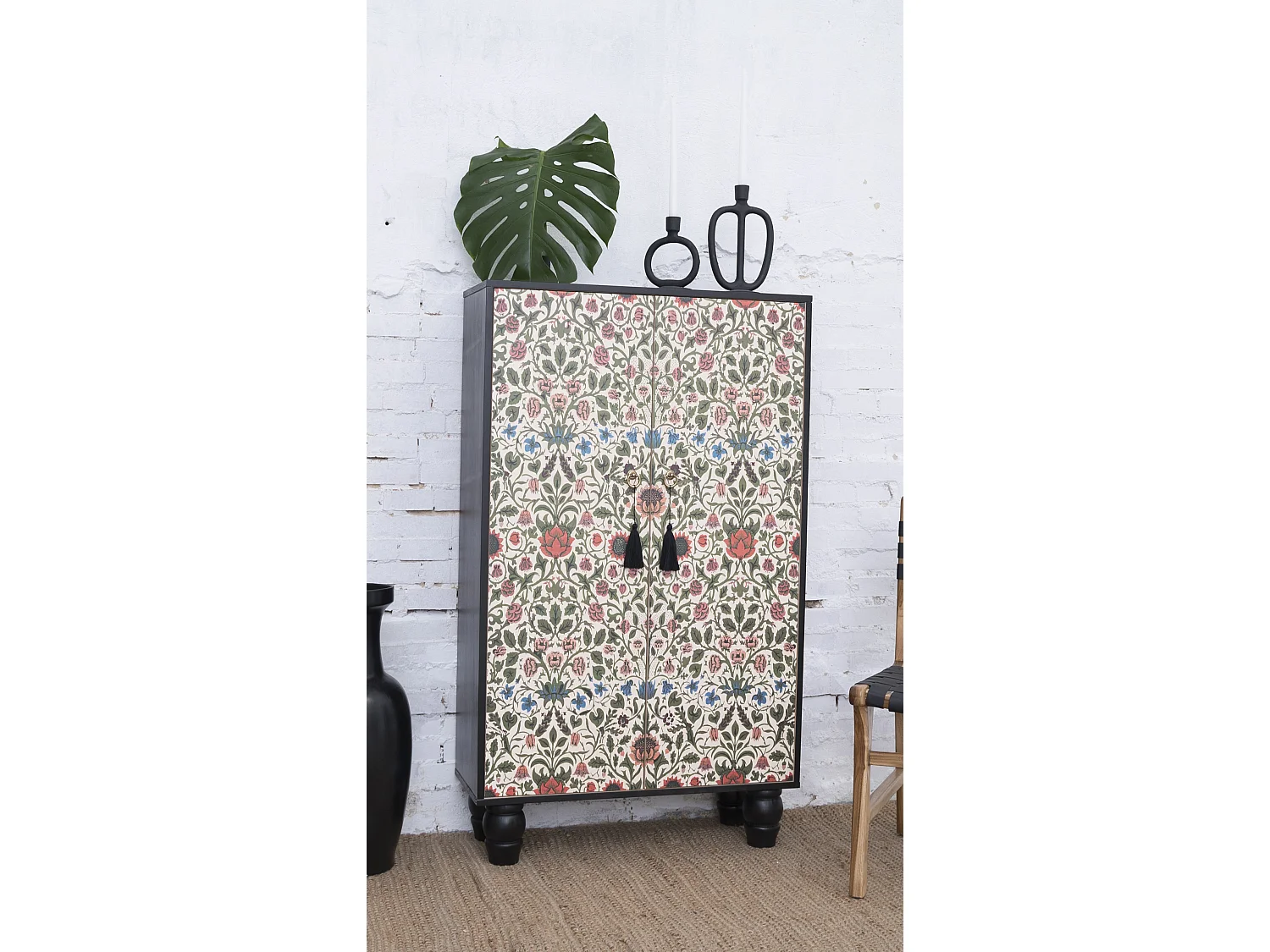 Armario aparador de MDF estampado floral sobre fondo negro