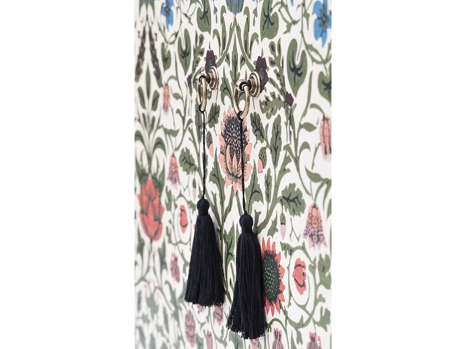 Armario aparador de MDF estampado floral sobre fondo negro