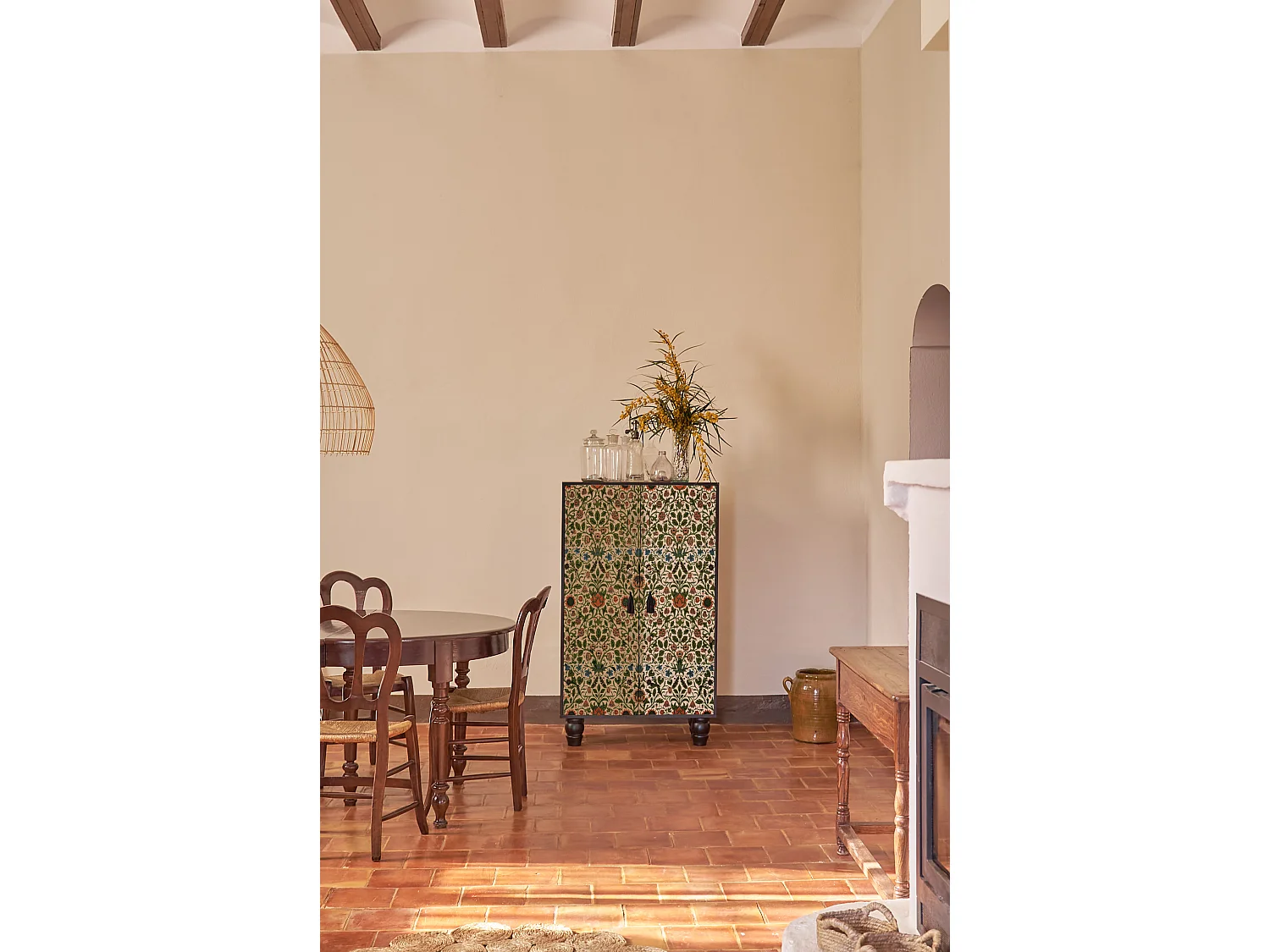 Armario aparador de MDF estampado floral sobre fondo negro