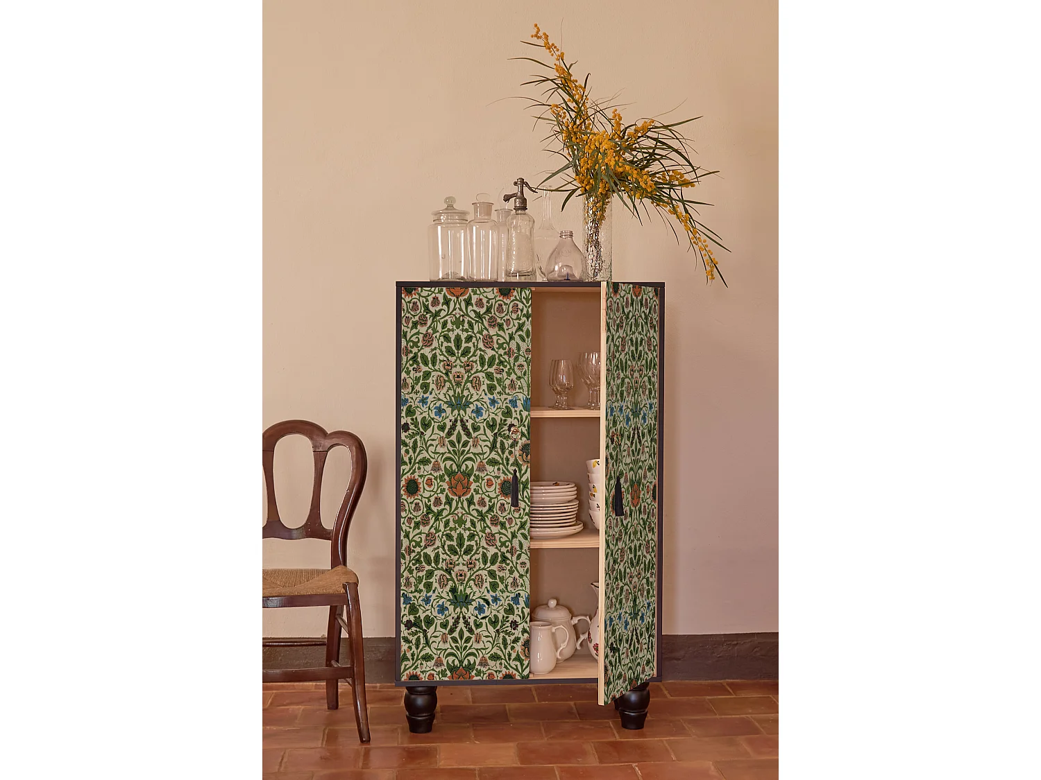 Armario aparador de MDF estampado floral sobre fondo negro