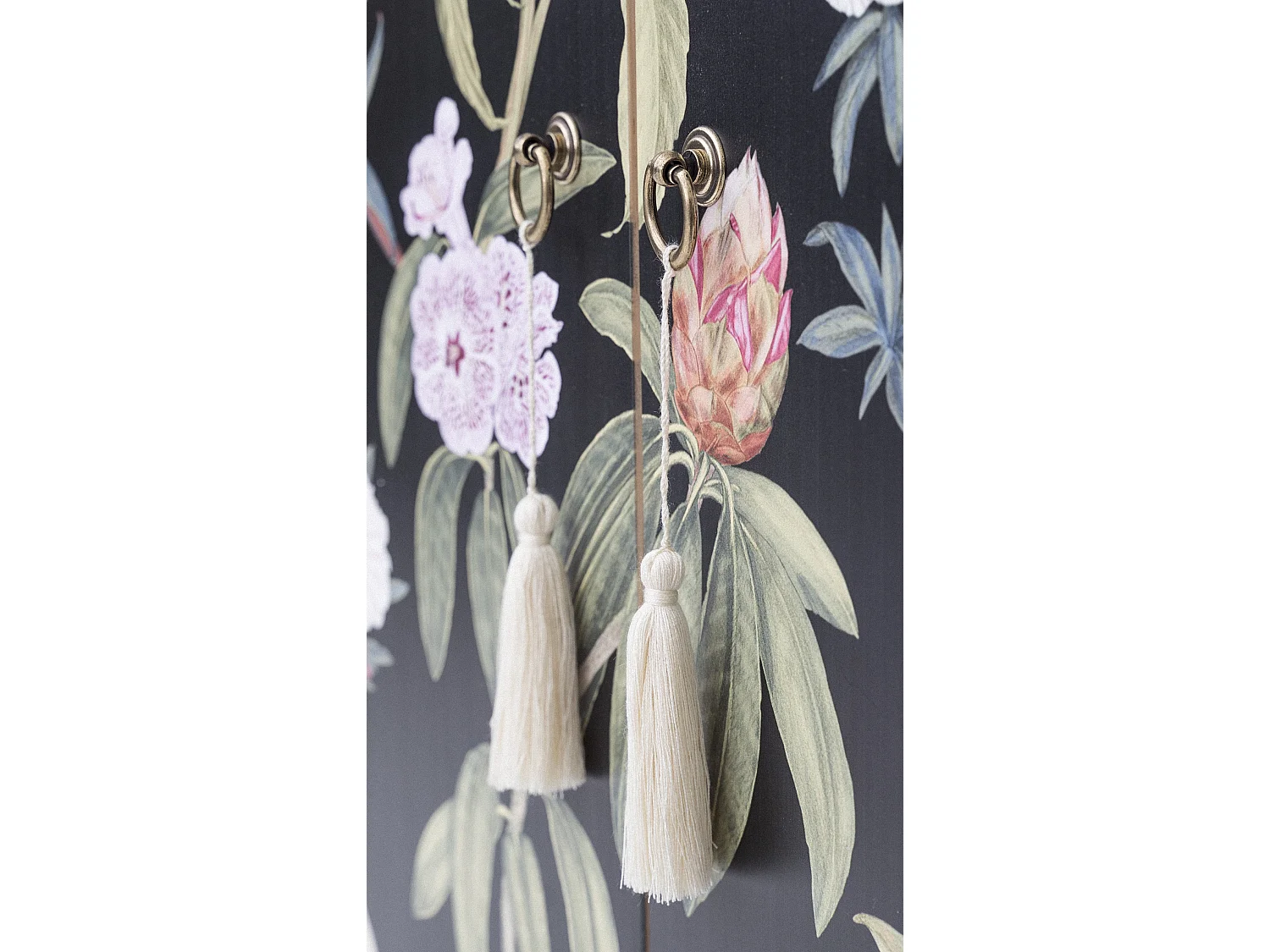 Armario aparador de MDF estampado floral sobre fondo negro