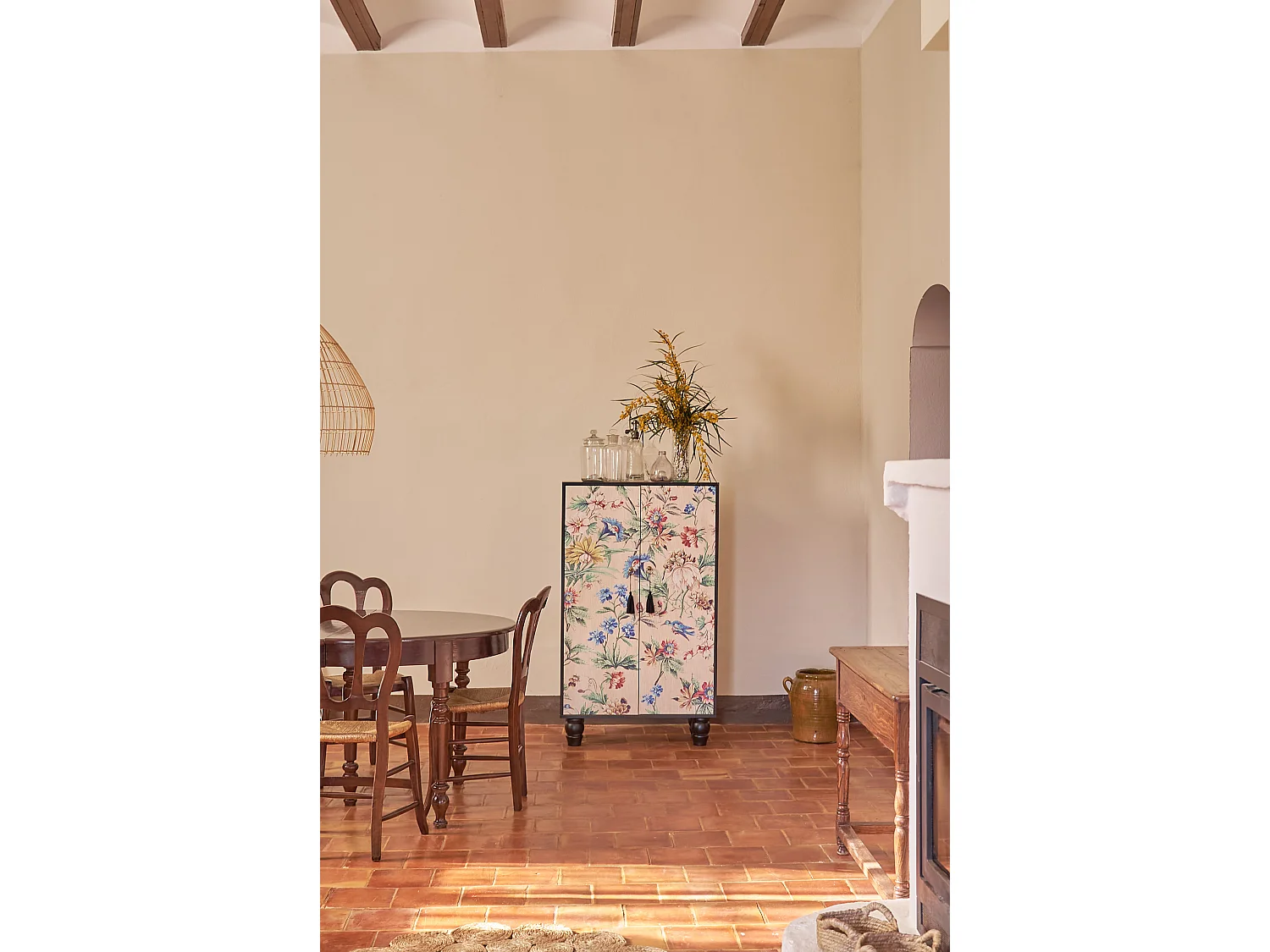 Armario aparador de MDF estampado floral sobre fondo negro