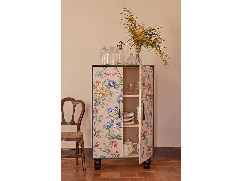 MDF dressoirkast met bloemenprint op zwarte achtergrond