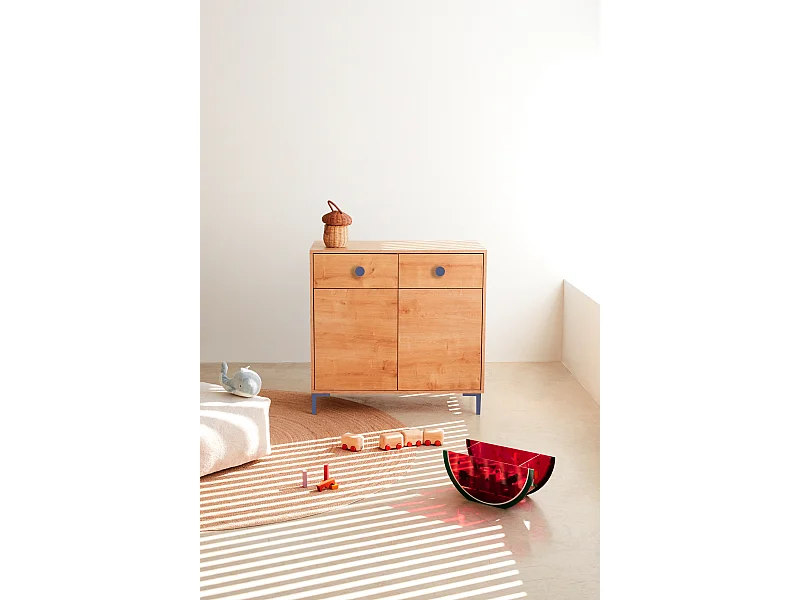 Cómoda 2 puertas 2 cajones color roble y detalles en azúl