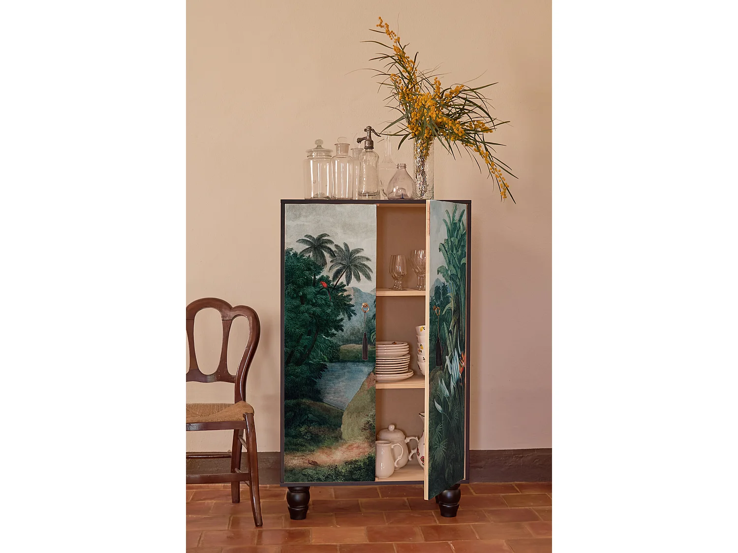 Armario aparador de MDF estampado tropical sobre fondo negro