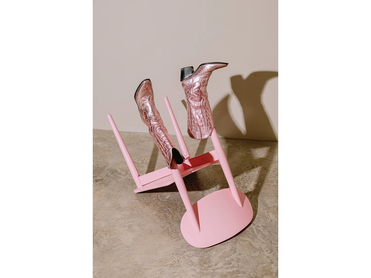 Chaise en bois de hêtre massif rose SANDRO