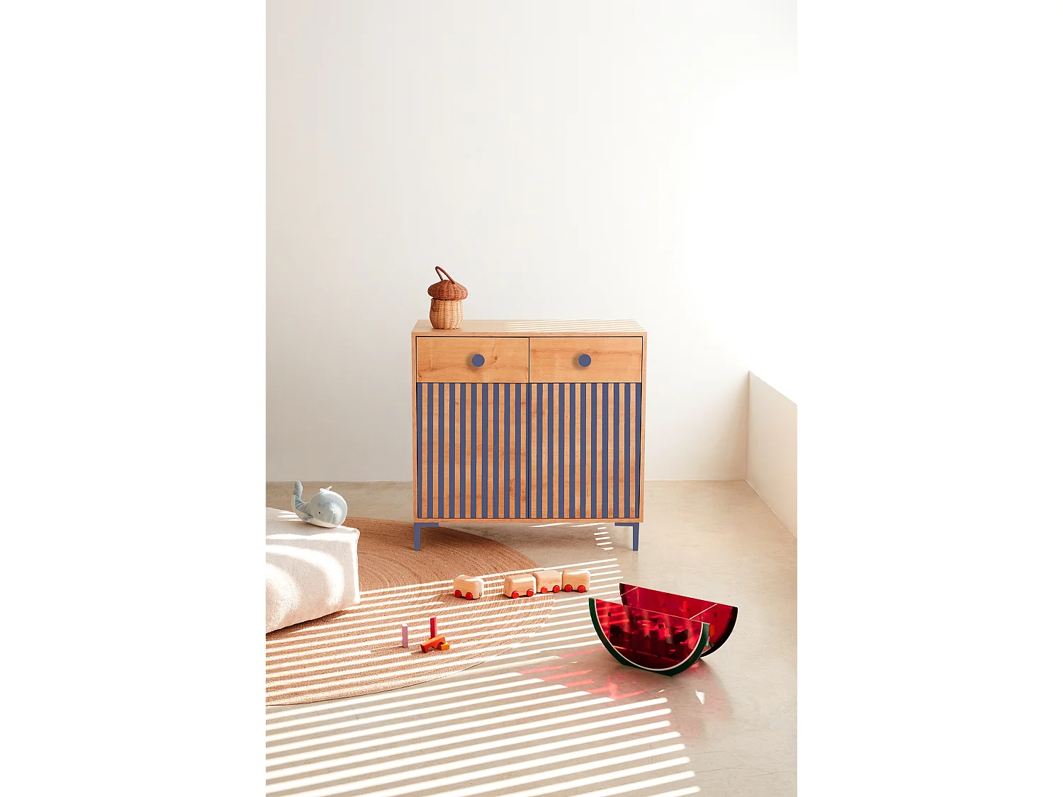 Cómoda 2 puertas 2 cajones color roble y rayas azules